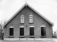 842653 Gezicht op een leegstaande boerderij langs de provinciale weg IJsselstein-Benschop (‘Weg nr. 6', huisnummer 15; ...